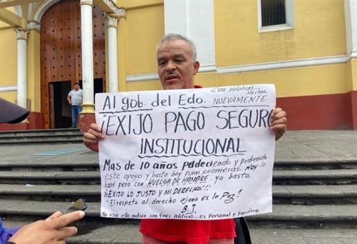 Docente jubilado se manifiesta en Xalapa; exige pago de seguro: Más de 10 años de promesas
