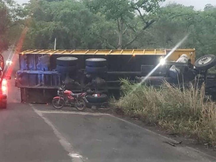 Vuelca camión cañero y cae a canal de aguas negras, en la carretera Yanga-Omealca