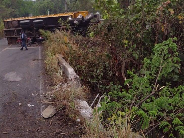 Vuelca camión cañero y cae a canal de aguas negras, en la carretera Yanga-Omealca