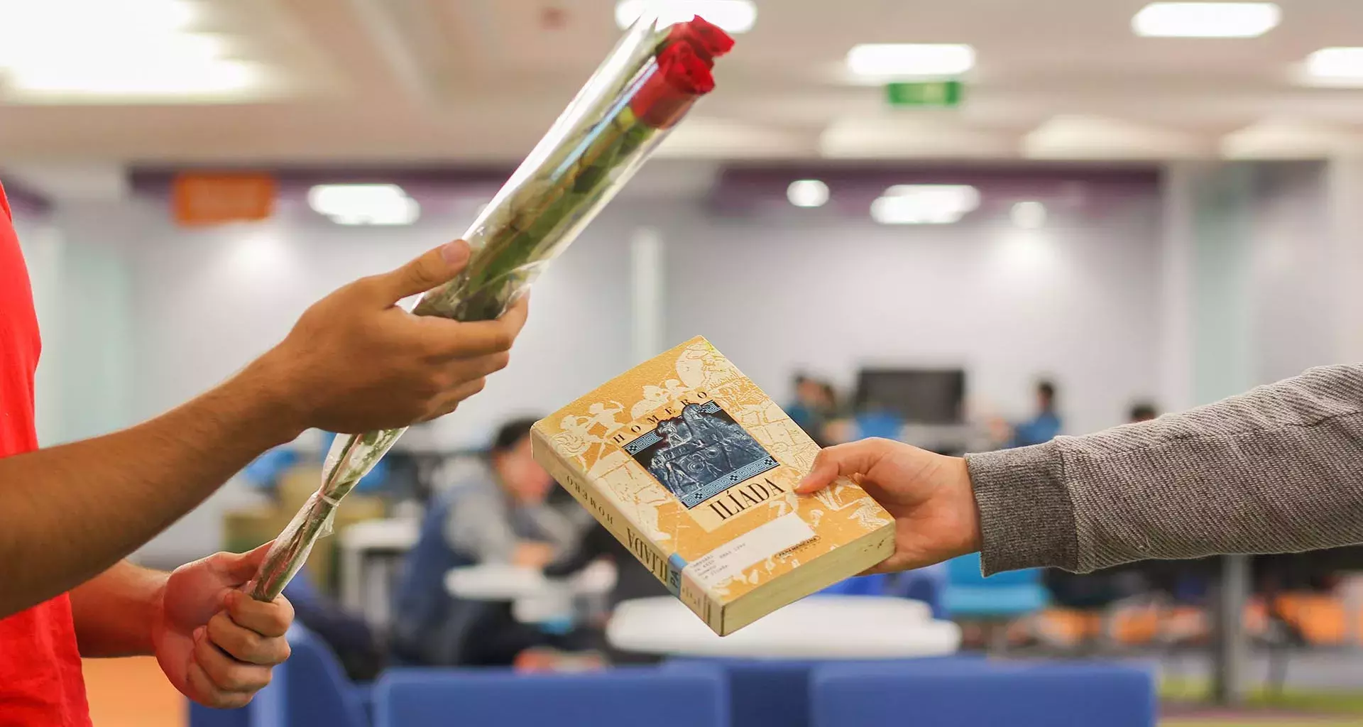 ¿Por qué se regalan libros y rosas el 23 de abril? Te contamos