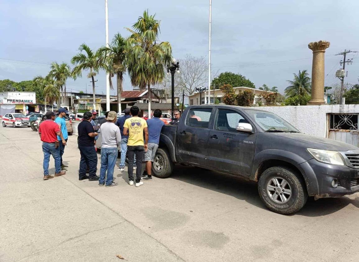 Retienen unidad de empresa Azteca en Moloacán, desde hace tres semanas no les pagan | VIDEO