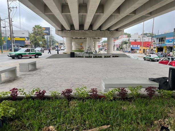 Falso que puente recién inaugurado en Veracruz presente baches