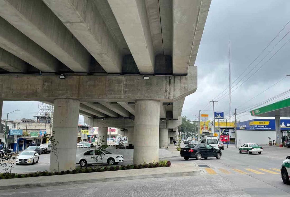 Falso que puente recién inaugurado en Veracruz presente baches