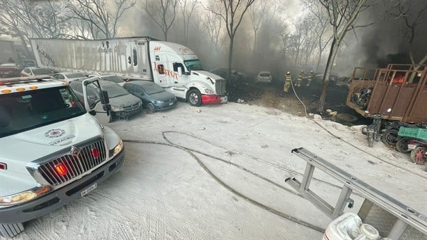 Sofocan incendio en corralón de Emiliano Zapata