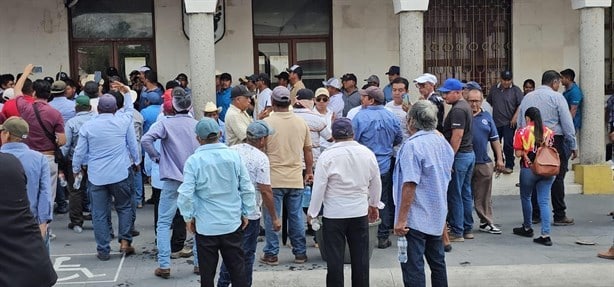 Toman el palacio de Tierra Blanca, Veracruz; habitantes sacan machetes y hachas