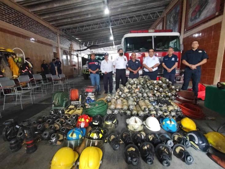 Bomberos de Zongolica reciben donación de equipo para atención de emergencias