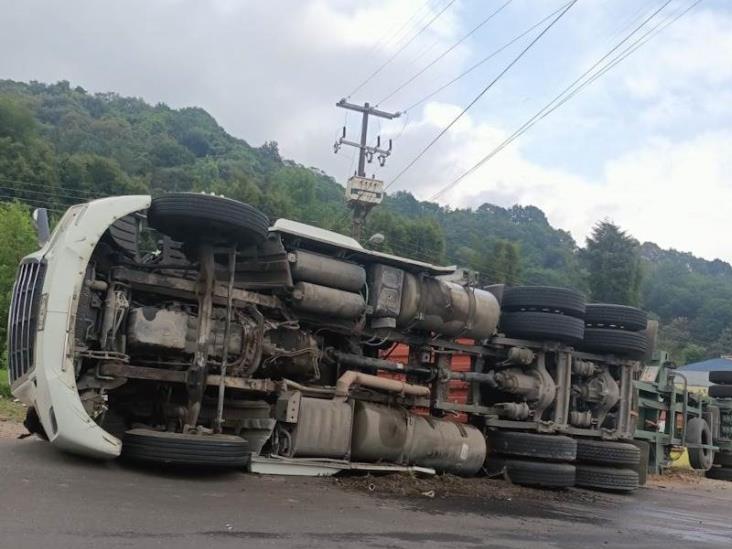 Tráiler vuelca sobre la carretera Xalapa-Perote; conductor resulta lesionado