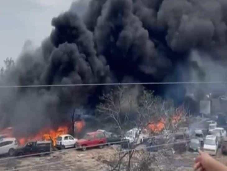 Incendio de pastizal en Emiliano Zapata quema automóviles de un corralón