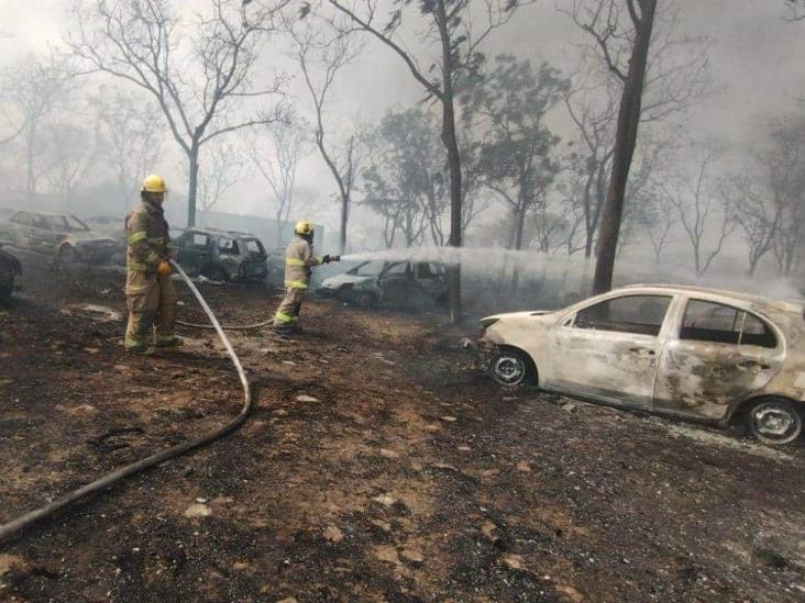 Continúan combatiendo incendio en corralón de Emiliano Zapata