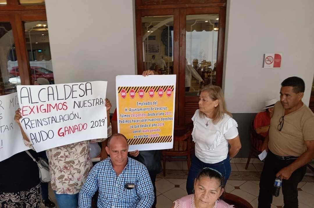 Extrabajadores del Ayuntamiento de Veracruz exigen por reinstalación laboral y pagos atrasados