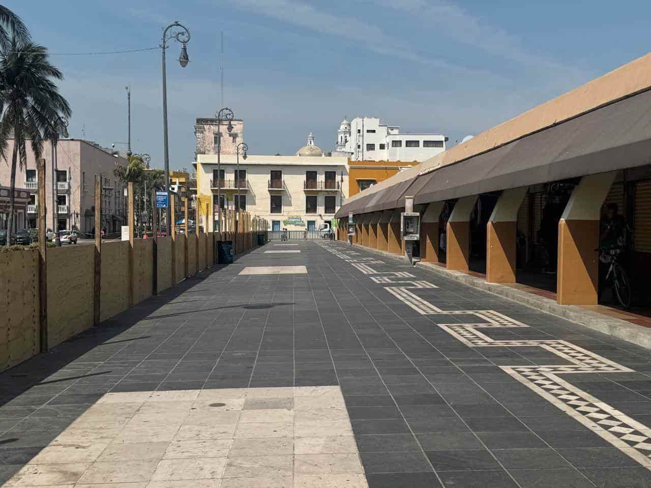 Afectaciones económicas en el Mercado de Artesanías por obras de Plaza Heroísmo Veracruzano