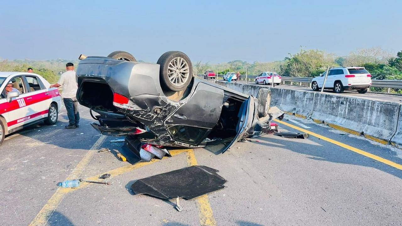 Jóvenes de Nanchital y Coatzacoalcos heridos tras volcadura en Jáltipan de Morelos 