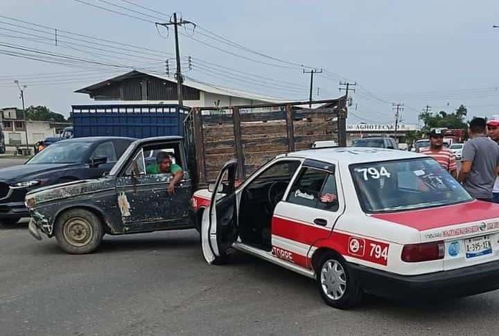 Taxi y camioneta protagonizan choque en el libramiento de Martínez de la Torre