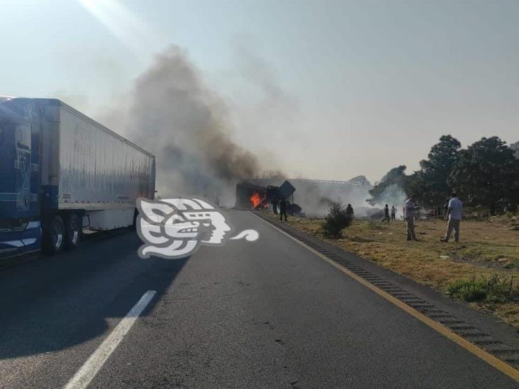 Arde tráiler sobre la autopista Acatzingo-Ciudad Mendoza; esto sabemos