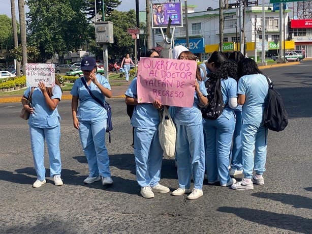 Alumnos protestan por despido injustificado de profesor en Xalapa