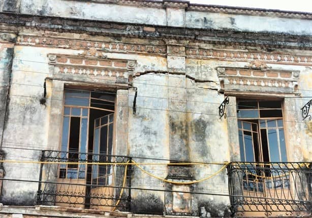 Se cae la fachada de una casa abandonada en Orizaba