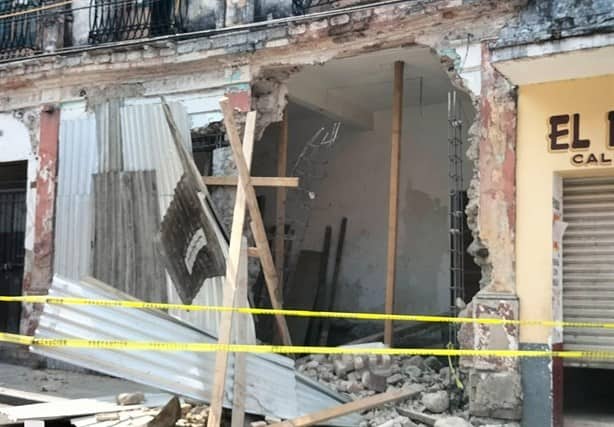 Se cae la fachada de una casa abandonada en Orizaba