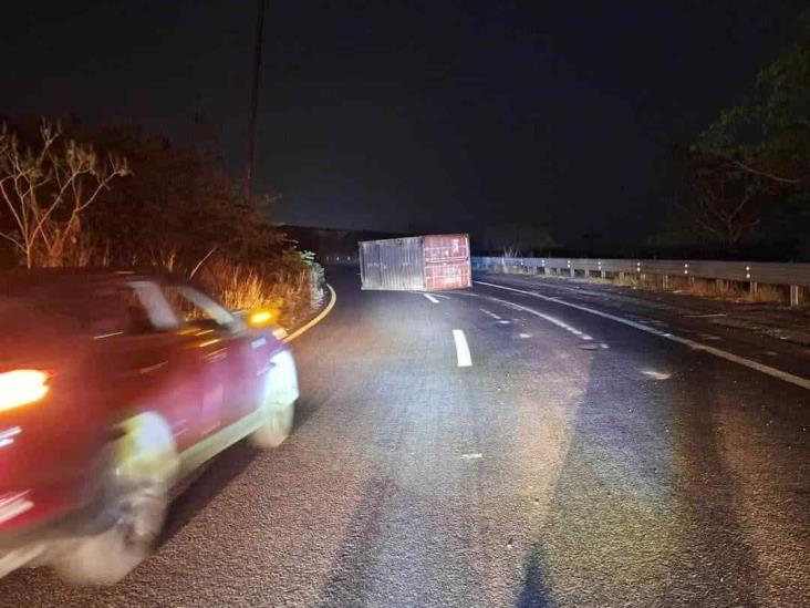 Tráiler deja tirado contenedor sobre carretera Xalapa- Veracruz