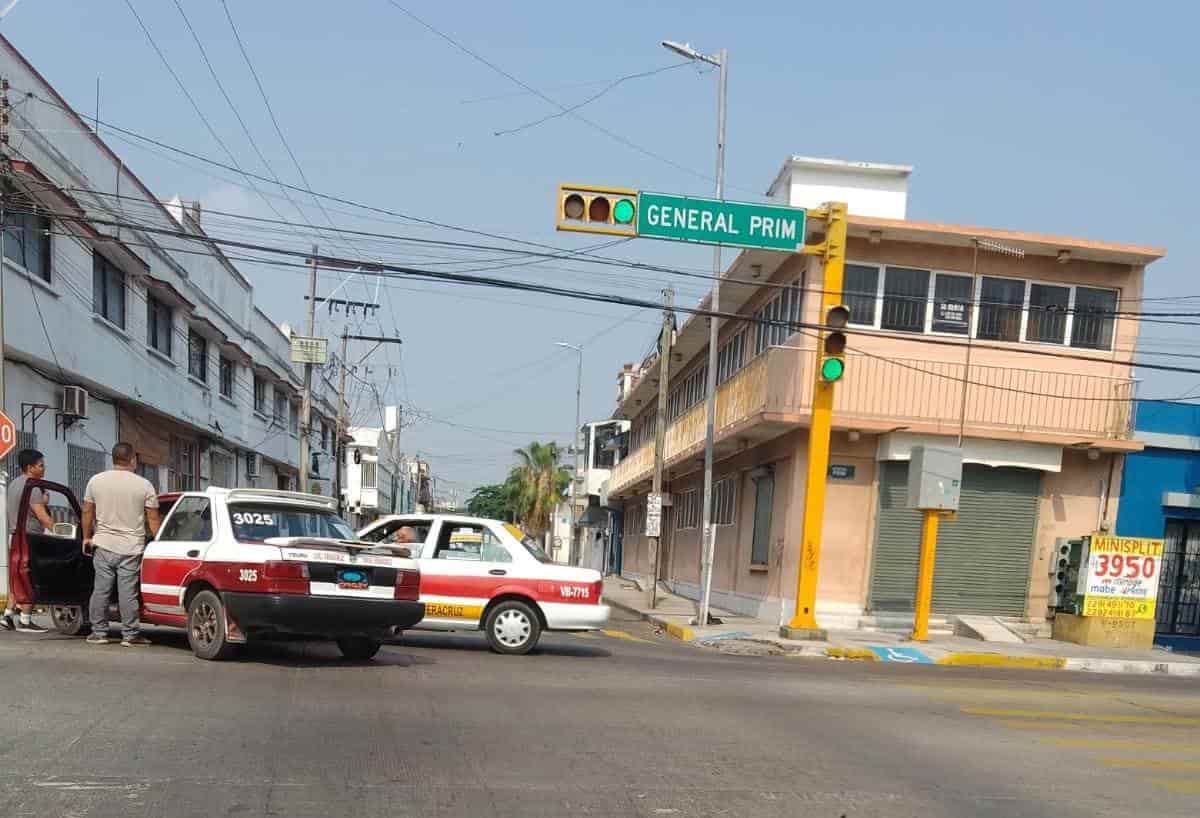 Chocan dos taxis en la colonia Centro de Veracruz