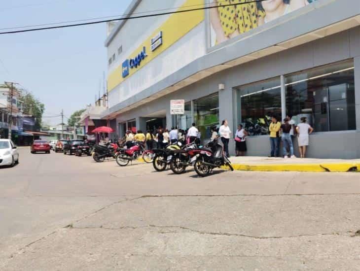 Evacuan a clientes y personal por conato de incendio en Coppel de Nanchital