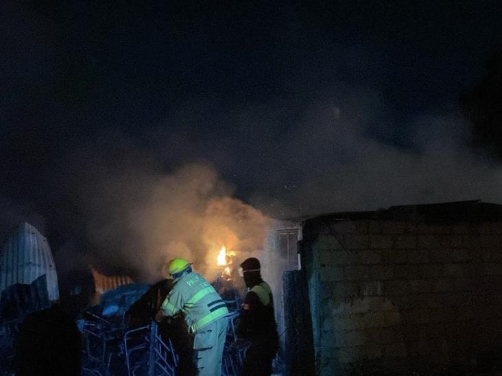 Incendio consume bodega de telesecundaria en Nogales