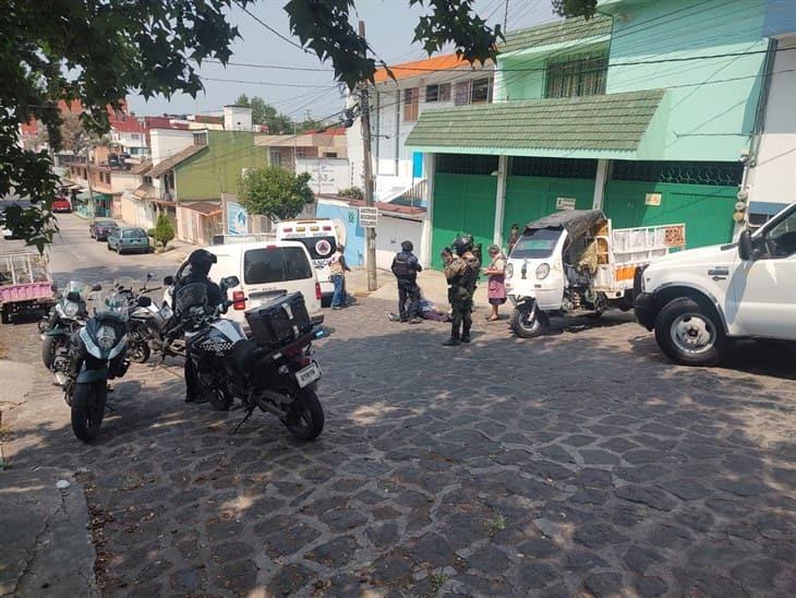 En Xalapa, moto recolectora de basura cae sobre una señora, dejándola lesionada; ¿qué pasó?