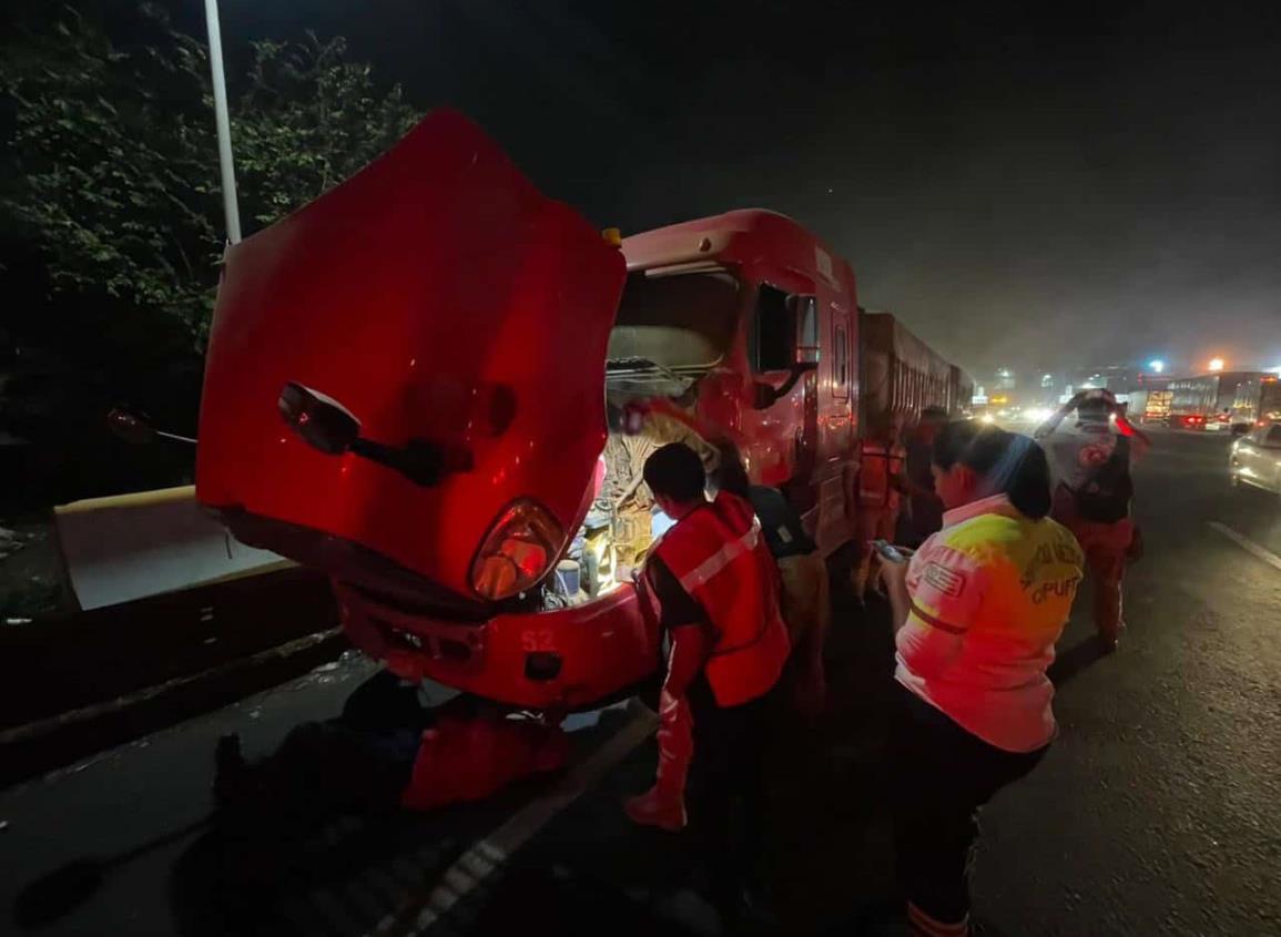 Tractocamión estuvo a punto de incendiarse en la caseta de Acayucan l VIDEO