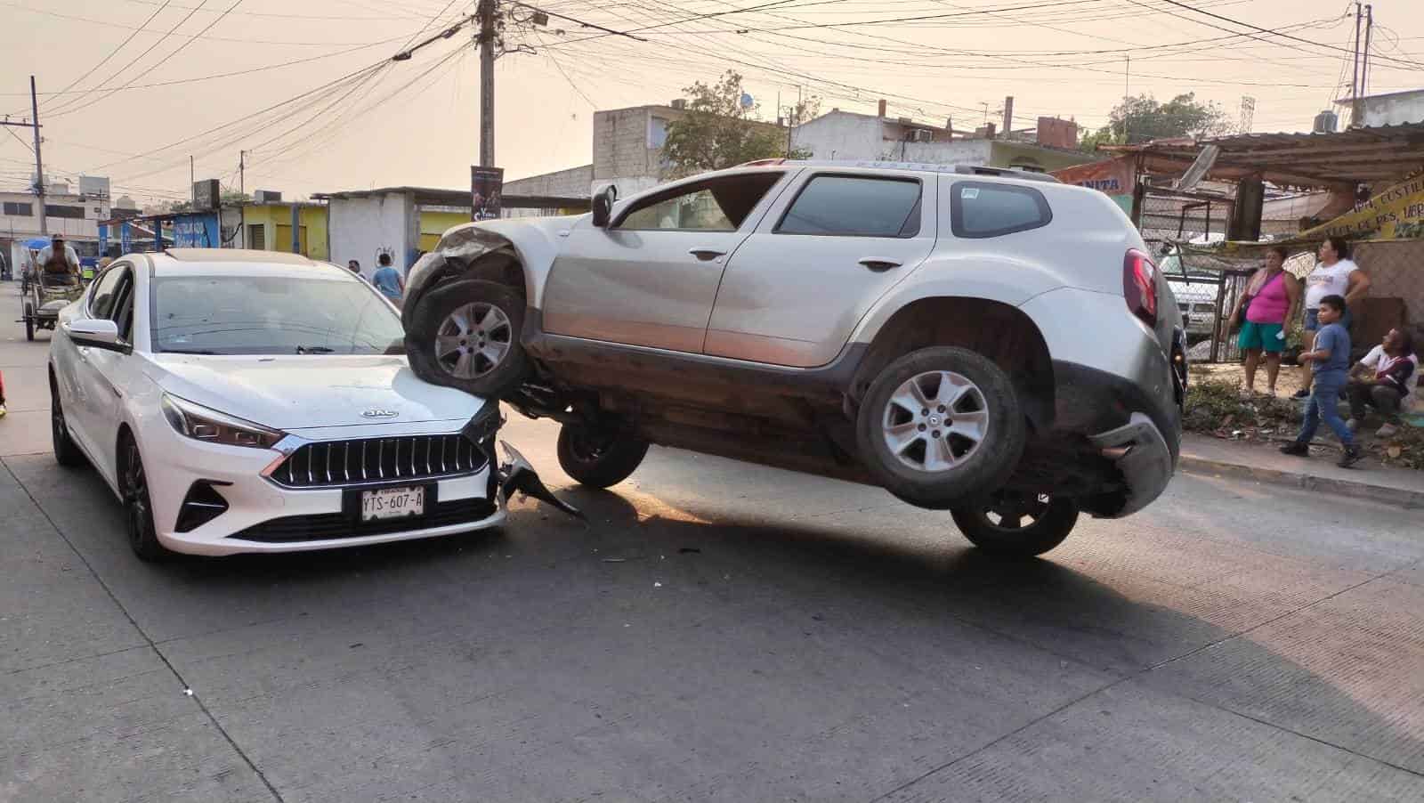 Camioneta termina sobre auto en colonia de Veracruz