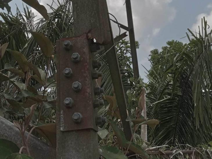 Preocupa en comunidad rural de Coatzacoalcos torre de alta tensión en mal estado