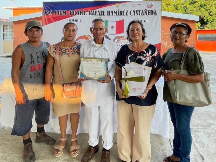 Entregan diccionario de lengua popoluca al español a estudiantes de primaria en Oluta