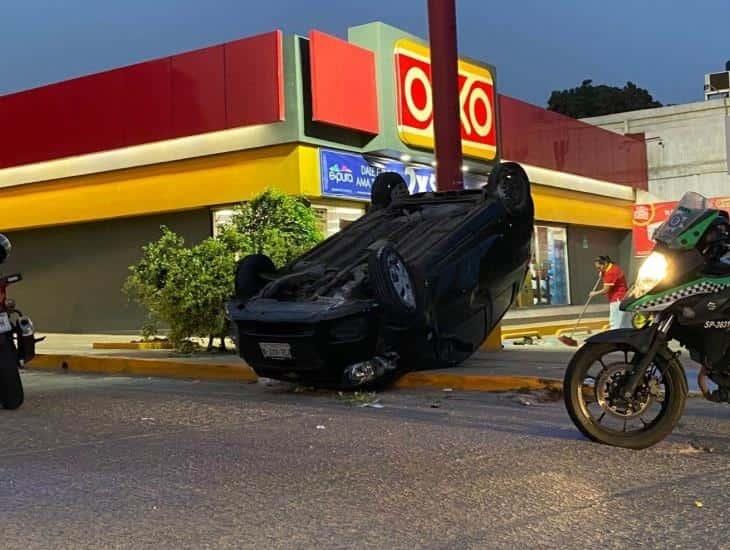 Vuelca coche en Cosolea; presuntamente viajaba a exceso de velocidad | VIDEO