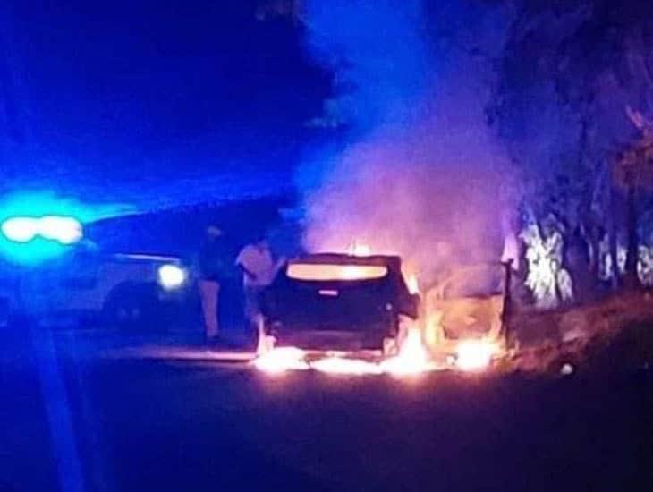 Se incendia unidad en carretera Nanchital-Las Chopas