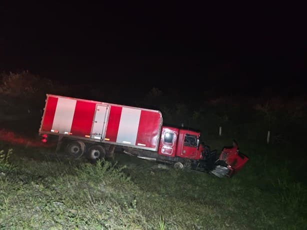 Fallecen 3 personas en una camioneta al chocar con un camión en autopista de Tuxpan