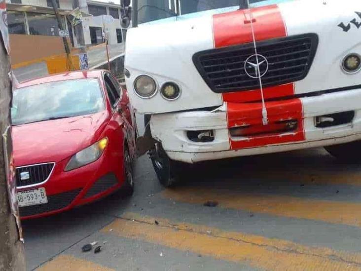 Chocan autobús y auto en avenida Granada, en Xalapa