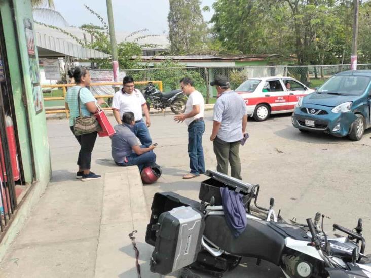 Choque entre motocicleta y auto causa daños en Misantla