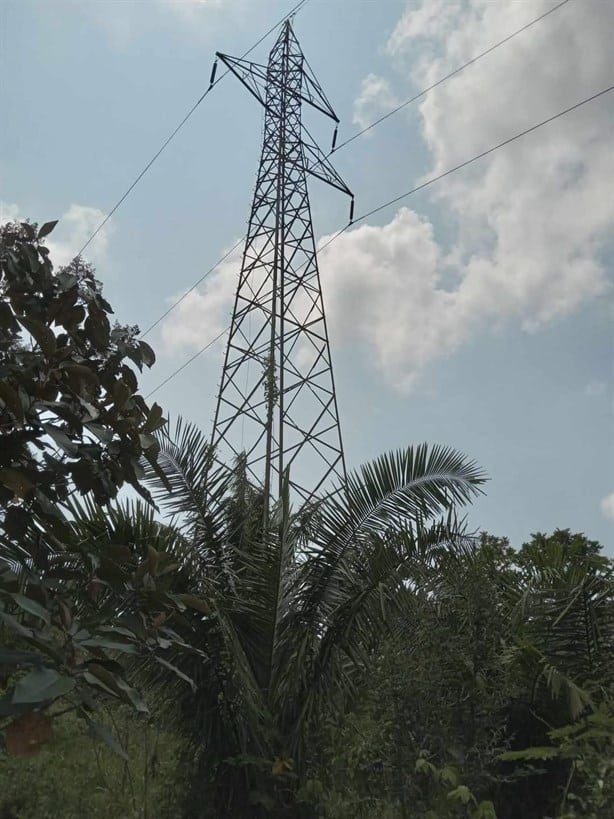 Preocupa en comunidad rural de Coatzacoalcos torre de alta tensión en mal estado