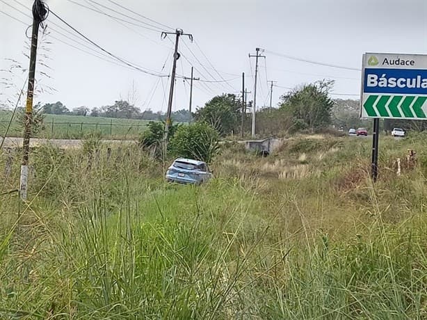 Familia se accidenta en el tramo carretero Tierra Blanca a La Tinaja