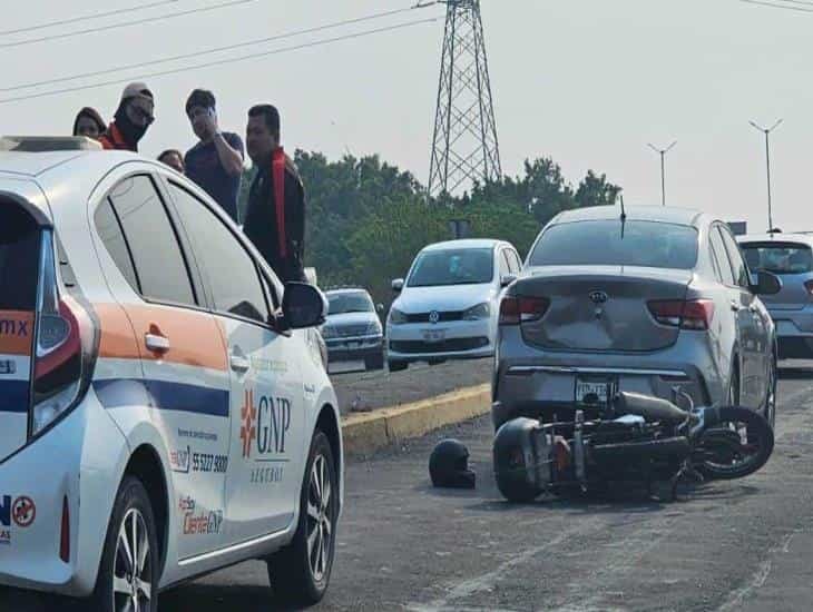 Motociclista en Veracruz y automovilista protagonizan accidente en vialidad concurrida