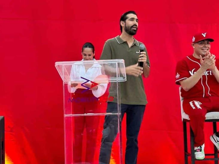 Presentan el autobús oficial del equipo El Águila de Veracruz