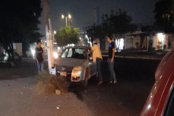Automovilista en Veracruz choca contra un poste de la CFE
