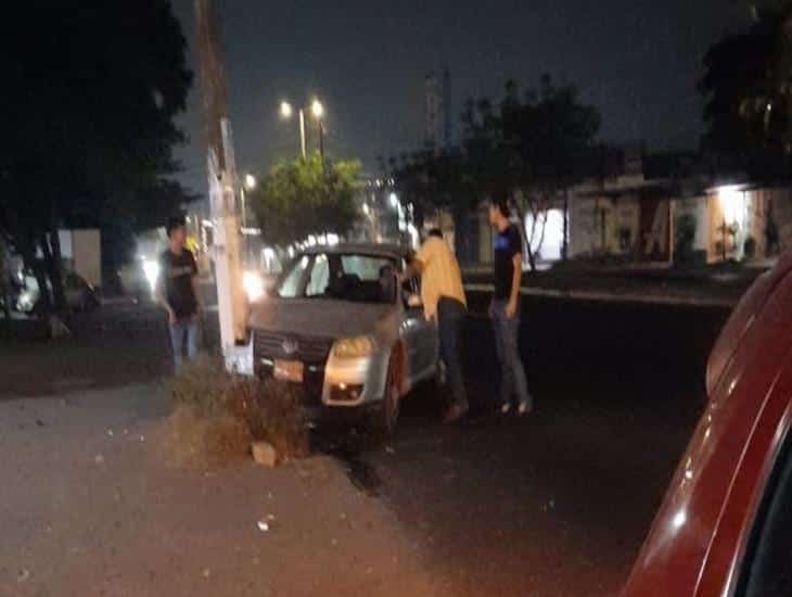 Automovilista en Veracruz choca contra un poste de la CFE