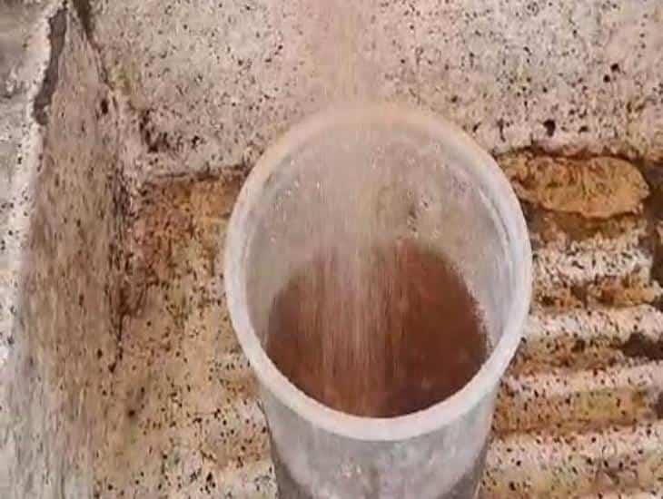 En esta colonia de Veracruz vecinos tienen 20 días recibiendo agua sucia