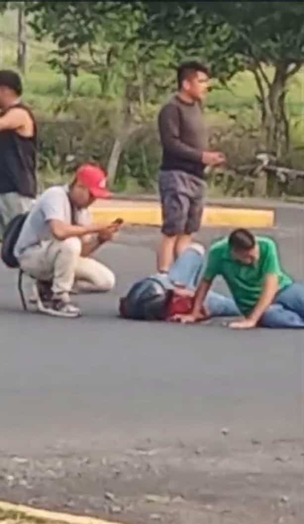 Pareja de motociclistas de Medellín termina en hospital tras chocar con camioneta