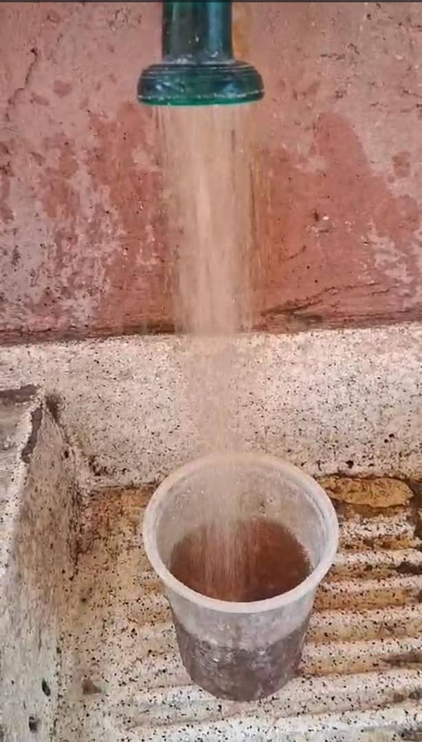 En esta colonia de Veracruz vecinos tienen 20 días recibiendo agua sucia