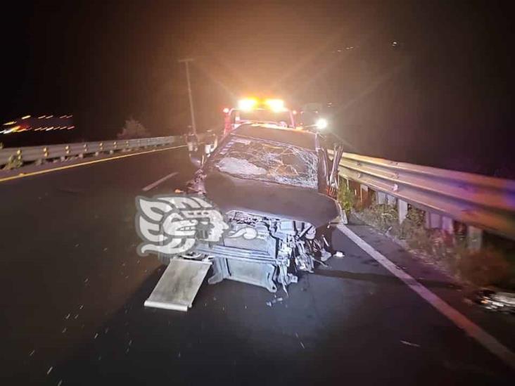 Auto pierde el control y choca contra muro de contención de la autopista Orizaba-Puebla