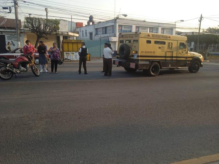 Motociclista resulta lesionado tras chocar contra camioneta de valores, en Ixtaczoquitlán