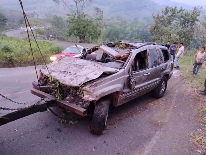 Fallece adulto mayor tras volcarse su camioneta camino a Colipa, Veracruz