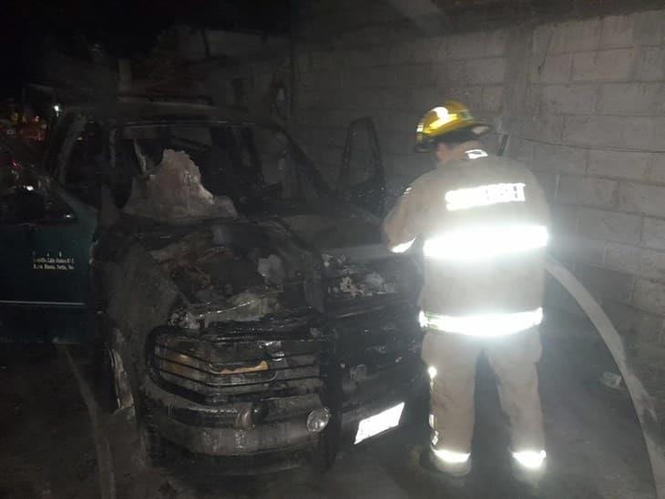 Camioneta termina calcinada en Fortín; ¿qué pasó?