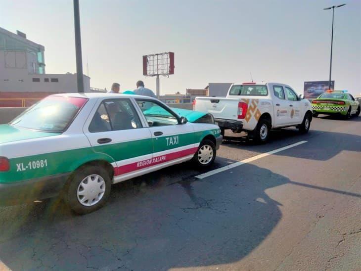 Taxi y camioneta chocan por alcance en el puente Bicentenario de Xalapa