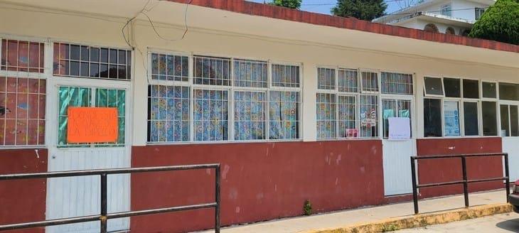 Padres de familia toman primaria en Juchique; denuncian falta de director